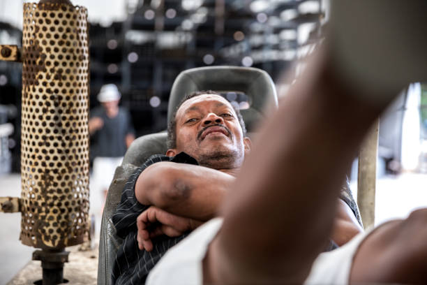 ленивый работник расслабляющий на погрузчике - men sleeping african descent shoe стоковые фото и изображения
