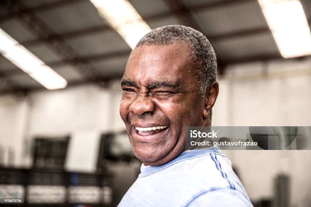 Travailleur Looking at Camera - Photo de Hommes seniors libre de droits