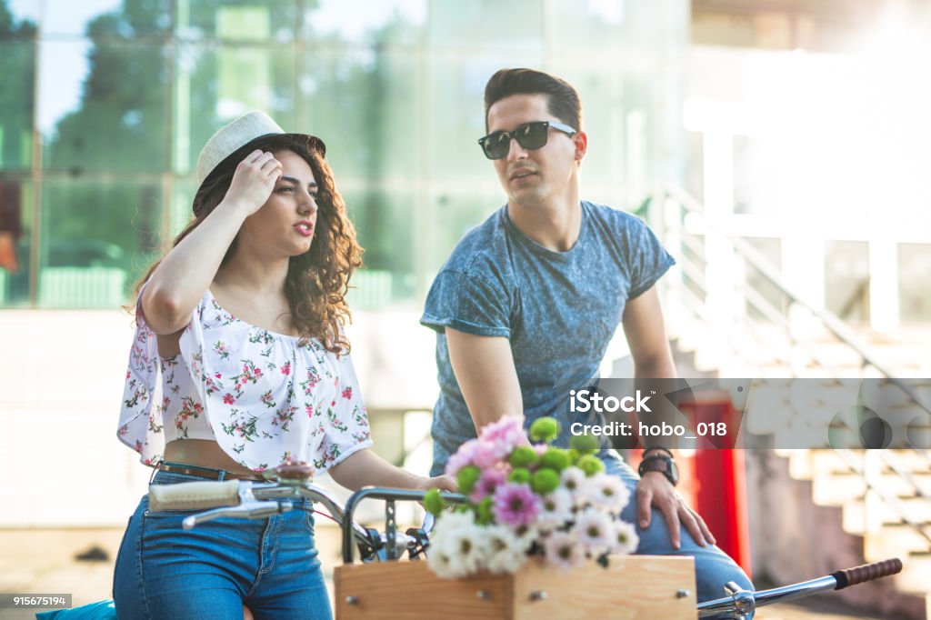 Actividades De Fin De Semana Pareja Foto de stock y más banco de imágenes de A la moda - A la moda, Actividad al aire libre, Adulto - iStock Actividades De Fin De Semana Pareja Foto de stock y más banco de imágenes de A la moda - A la moda, Actividad al aire libre, Adulto - iStock
