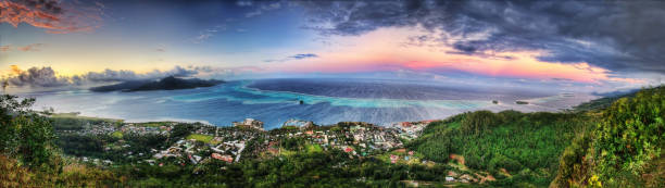 raiatea, polinezja francuska - polynesia bungalow beach sunrise zdjęcia i obrazy z banku zdjęć