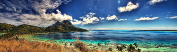 bora bora, polinezja francuska - polynesia bungalow beach sunrise zdjęcia i obrazy z banku zdjęć
