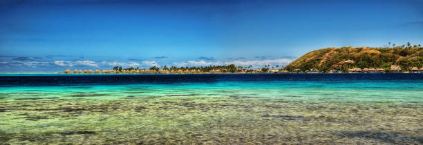 bora bora, polinezja francuska - polynesia bungalow beach sunrise zdjęcia i obrazy z banku zdjęć