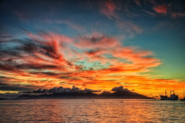 tahiti, polinezja francuska - polynesia bungalow beach sunrise zdjęcia i obrazy z banku zdjęć