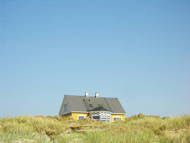 casa de vacaciones en la playa - denmark house cottage rural scene fotografías e imágenes de stock