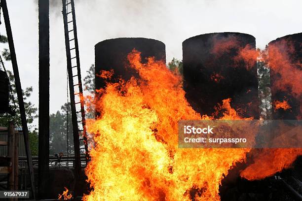 Rafineria Wybuch - zdjęcia stockowe i więcej obrazów Bez ludzi - Bez ludzi, Biuro, Czerwony