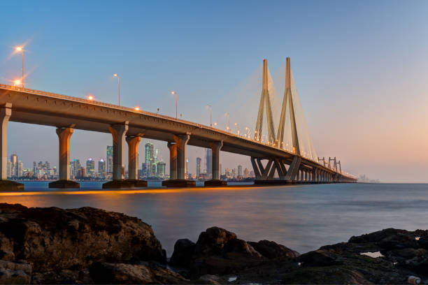 bandra worli sea link mumbai - urban bridge imagens e fotografias de stock