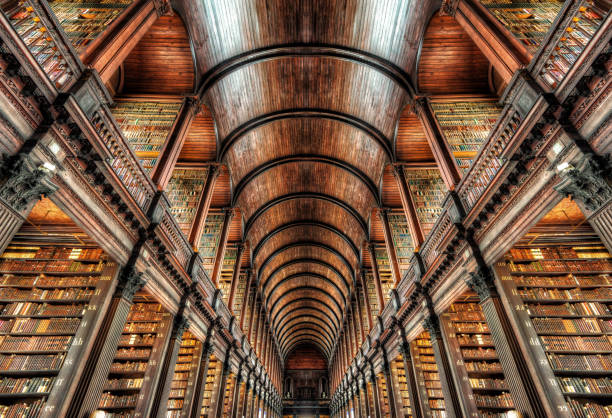 trinity college dublín, irlanda - biblioteca fotografías e imágenes de stock