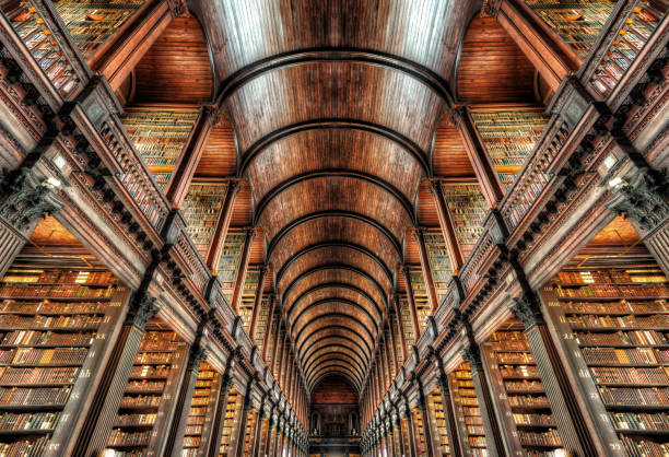 trinity college dublin, irlande - library photos et images de collection