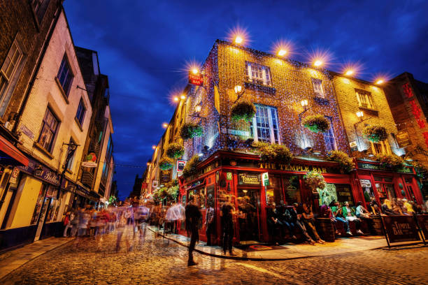 dublín, irlanda - 20 de julio de 2015 - street entertainment fotografías e imágenes de stock