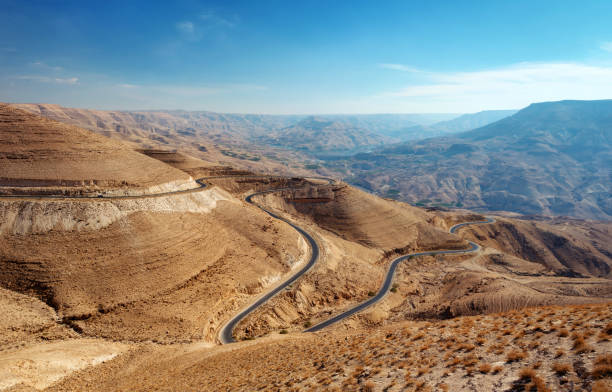 ヨルダン王の高速道路 - east middle road desert ストックフォトと画像