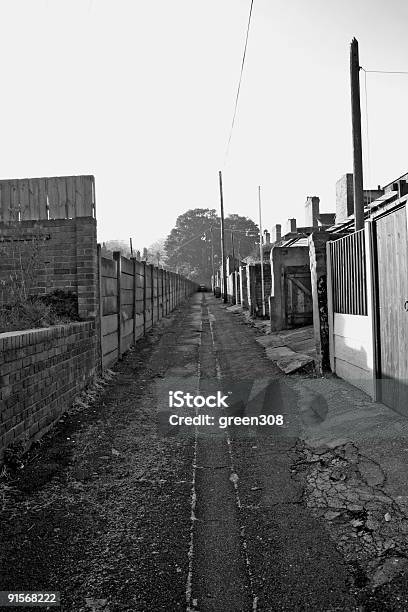 Dietro Alley - Fotografie stock e altre immagini di Runcorn - Runcorn, Brina - Acqua ghiacciata, Composizione verticale