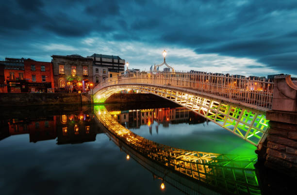 penny bridge, à dublin - dublin ireland bridge hapenny penny photos et images de collection