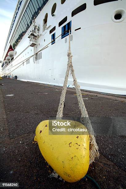 Nave Da Crociera Ancorata - Fotografie stock e altre immagini di Ampio - Ampio, Ancorato, Attraccato