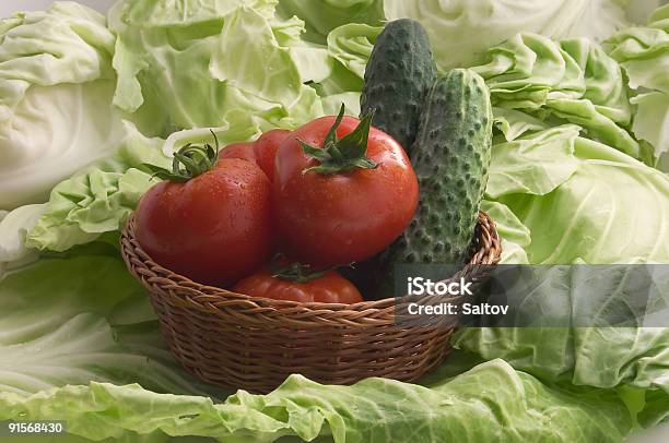 Pomodori E Cetrioli Con Cavolo - Fotografie stock e altre immagini di Ambientazione interna - Ambientazione interna, Bellezza naturale, Cavolo