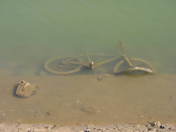 mort de vélo - bicycle broken old chain photos et images de collection