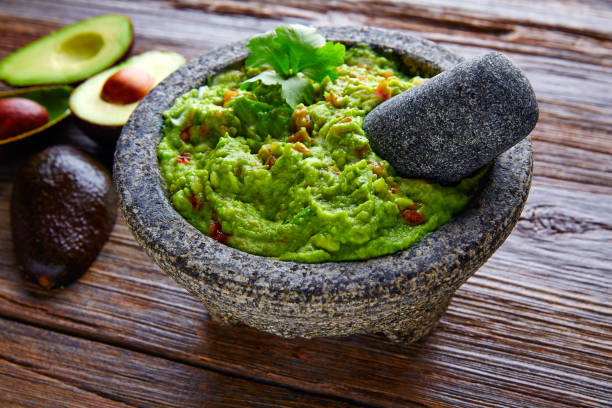 guacamole de aguacate en el molcajete mexicano real - guacamole fotografías e imágenes de stock