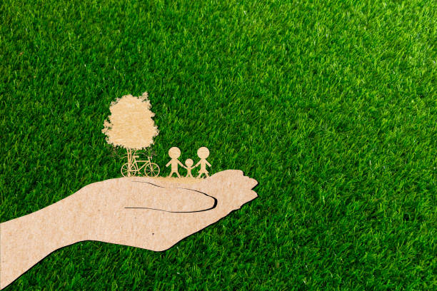 des mains humaines concept écologie tenant grand arbre famille avec de plantes sur monde environnement papier découpé - tree grass family human relationship family photos et images de collection