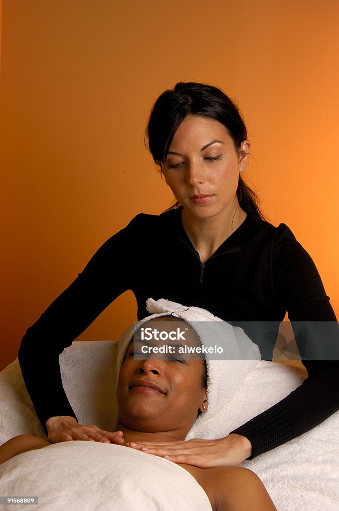 Massaggio alla Spa Salon - Foto stock royalty-free di Adulto