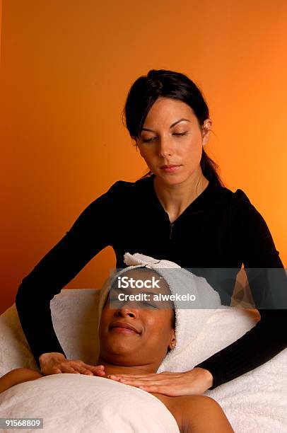 Massaggio Alla Spa Salon - Fotografie stock e altre immagini di Adulto - Adulto, Ambientazione tranquilla, Antirughe
