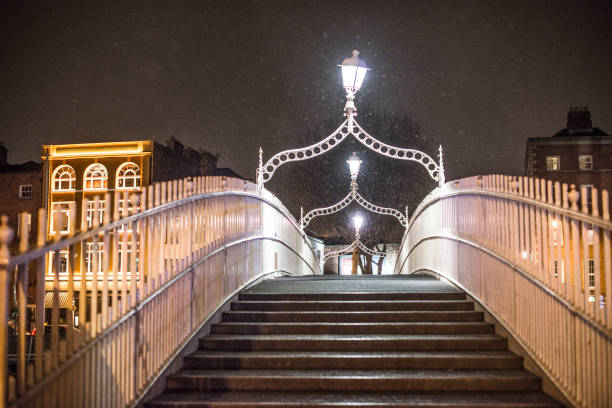 ha'penny bridge, dublin, irlandia. - dublin ireland hapenny bridge republic of ireland city zdjęcia i obrazy z banku zdjęć