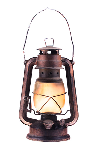 Linterna del gas con la ardiente luz, aislado sobre fondo blanco. Una lámpara vintage antigua. Accesorios hipster. Luz que acampa. Decoración de interiores. photo
