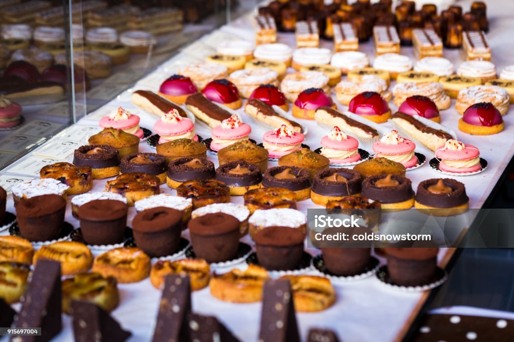 Gros plan des gâteaux fraîchement préparés et des petits gâteaux consécutive au marché de l’alimentation - Photo de Aliment libre de droits