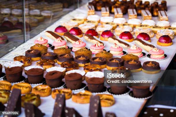 Photo libre de droit de Gros Plan Des Gâteaux Fraîchement Préparés Et Des Petits Gâteaux Consécutive Au Marché De Lalimentation banque d'images et plus d'images libres de droit de Aliment