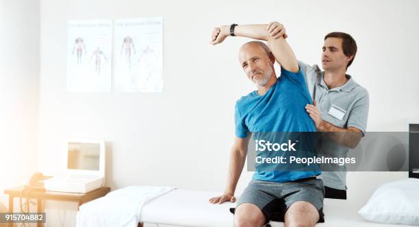 Este Ejercicio Hace Maravillas Foto de stock y más banco de imágenes de Quiropráctico - Quiropráctico, Fisioterapia, Oficina