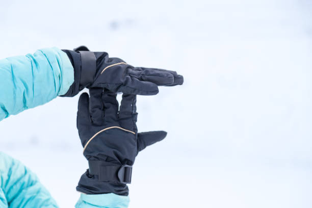 istock Hand in winter glove gesture break or halt 915708314