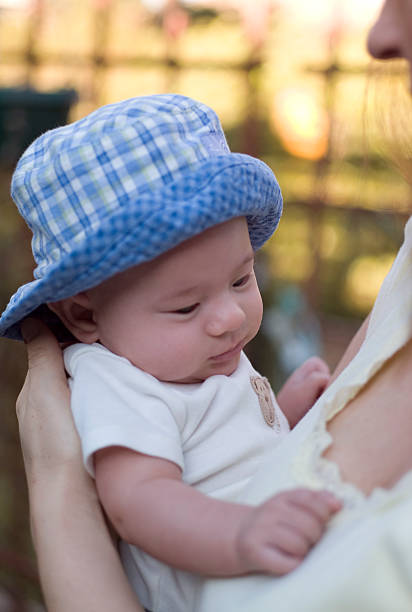 bambino e madre - human nose baby animal nose mother foto e immagini stock