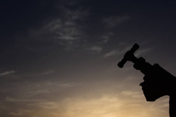 istock Old faucet silhouette 915709098
