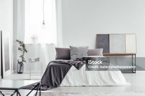 Almohada Con El Patrón De Pata De Gallo Foto de stock y más banco de imágenes de Dormitorio - Habitación - Dormitorio - Habitación, Cama, Arreglar