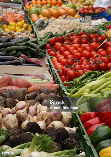 Gemüse In Einem Markt Stockfoto und mehr Bilder von Aubergine - Aubergine, Bohne, Bunt - Farbton