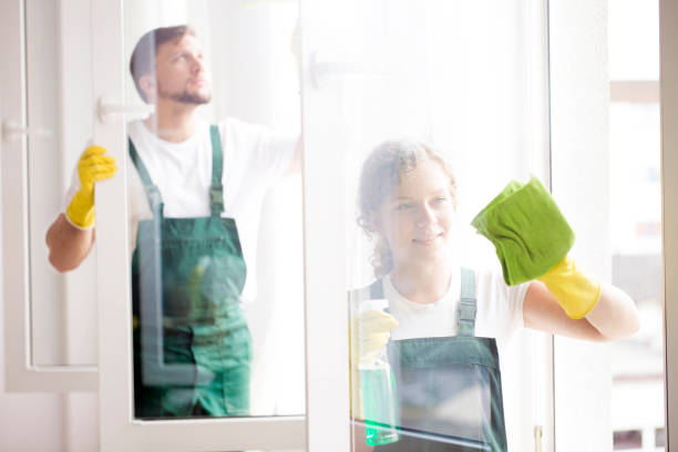 istock Professional cleaners cleaning windows 915728650