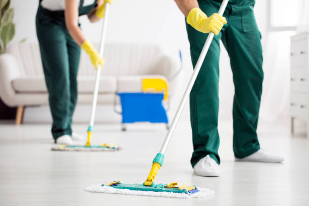 equipo de limpieza limpiando el piso - cleaning services fotografías e imágenes de stock
