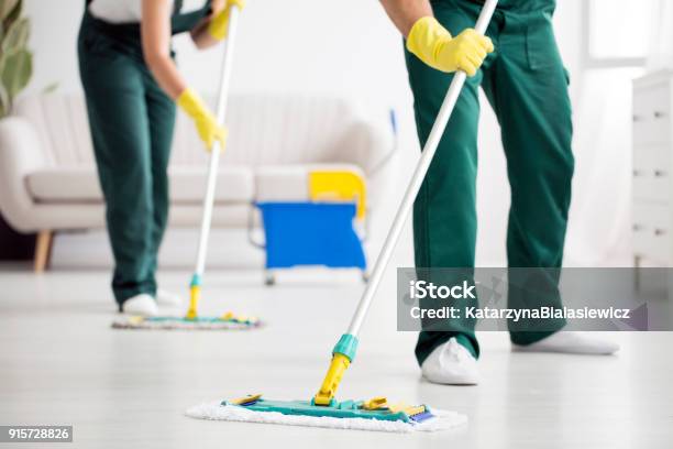 Equipo De Limpieza Limpiando El Piso Foto de stock y más banco de imágenes de Limpiar - Limpiar, Pericia, Quehaceres domésticos