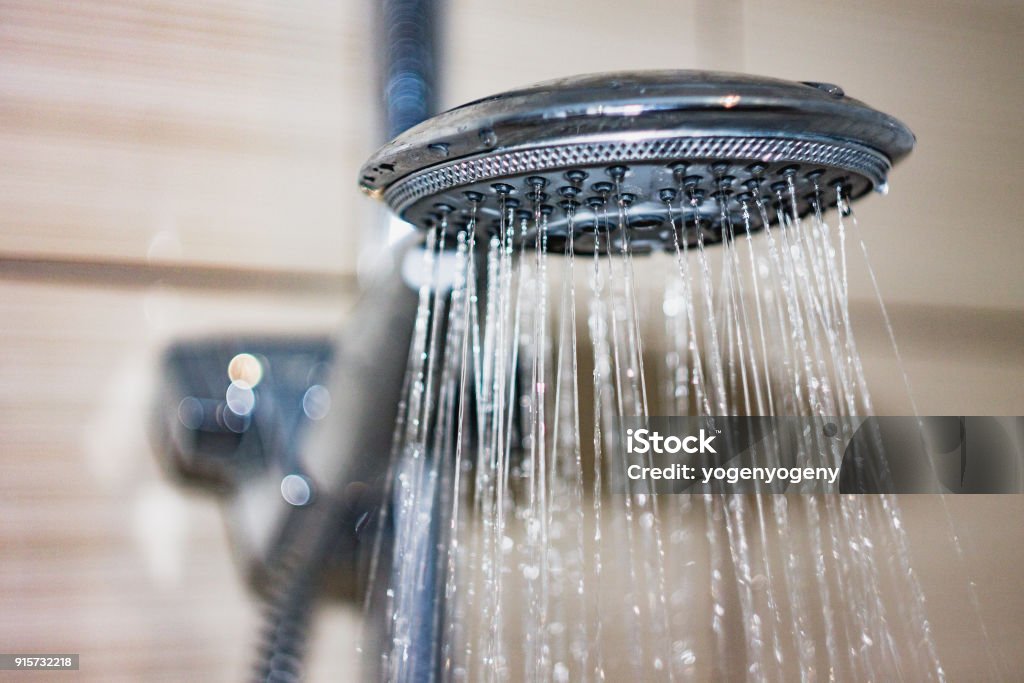 cabeza de ducha con gotas de agua cayendo - Foto de stock de Ducha libre de derechos