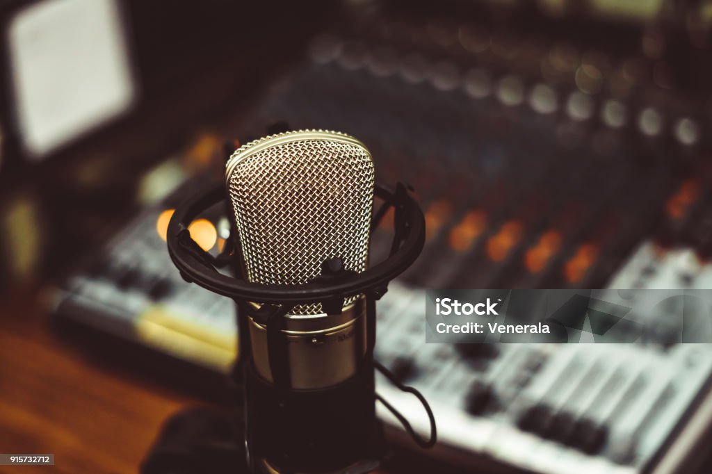microphone et console de mixage - Photo de Rap libre de droits
