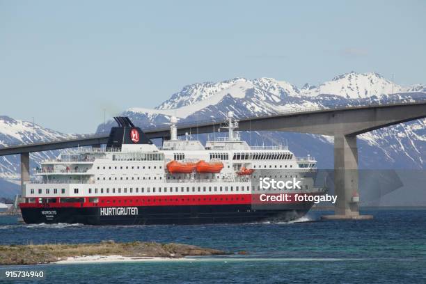 Hurtigruten Schiff Norwegischen Küste Express Stockfoto und mehr Bilder von Norwegen - Norwegen, Kreuzfahrt, Kreuzfahrtschiff