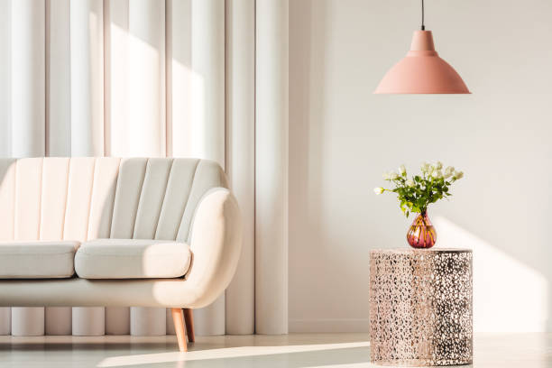 sofa, lampa i kwiaty na stole - living room furniture vase table zdjęcia i obrazy z banku zdjęć