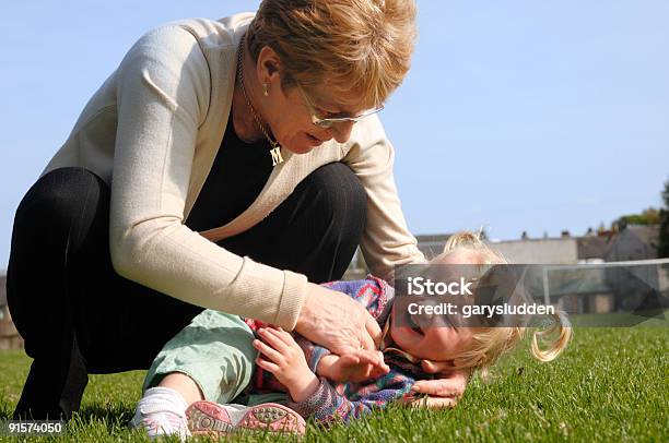 Abuela Y Grandaughter Foto de stock y más banco de imágenes de 18-23 meses - 18-23 meses, 50-59 años, 60-69 años