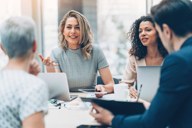 gerente mulher discutindo negócios - teamwork manager business person business - fotografias e filmes do acervo