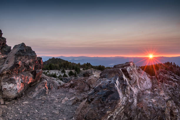 puesta de sol ilumina las rocas en el pico de paulina - mountain mountain peak oregon on top of fotografías e imágenes de stock