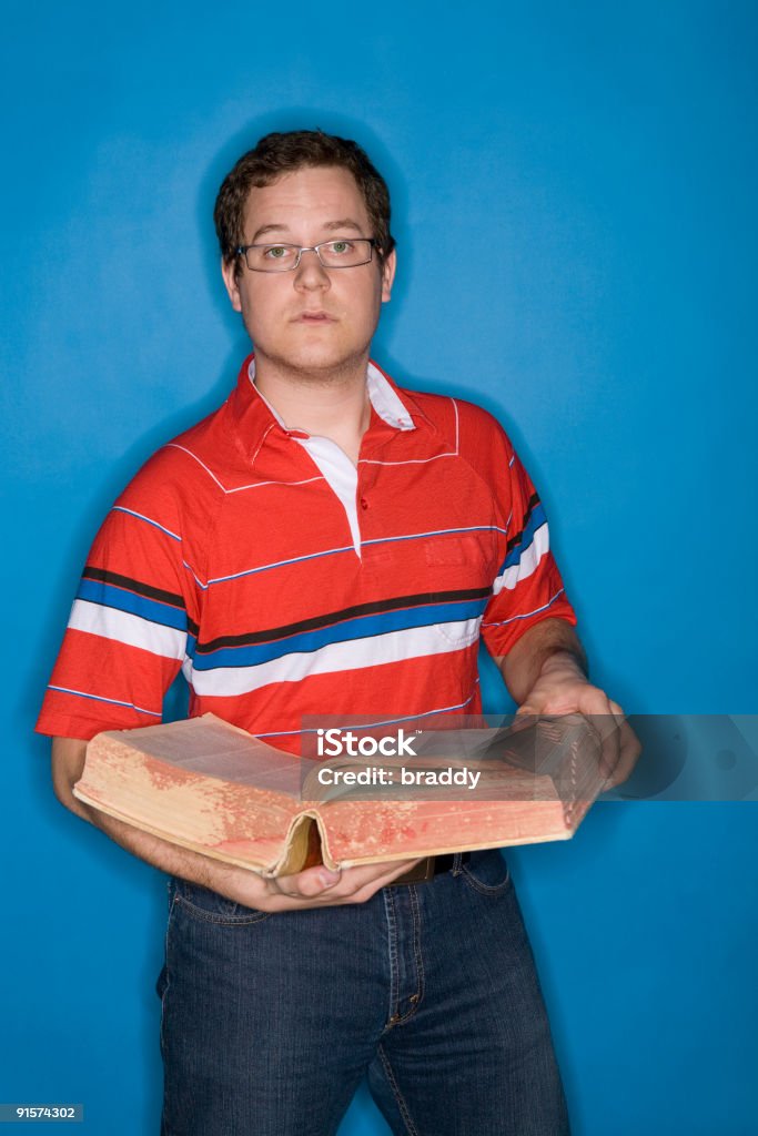 Jovem macho leitura de um livro antigo. - Foto de stock de 20 Anos royalty-free