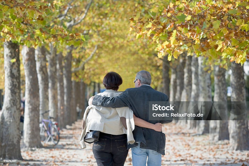 Rückansicht des altes Paar walking selbstverständlich unter dem Blätterdach - Lizenzfrei Geistige Gesundheit Stock-Foto