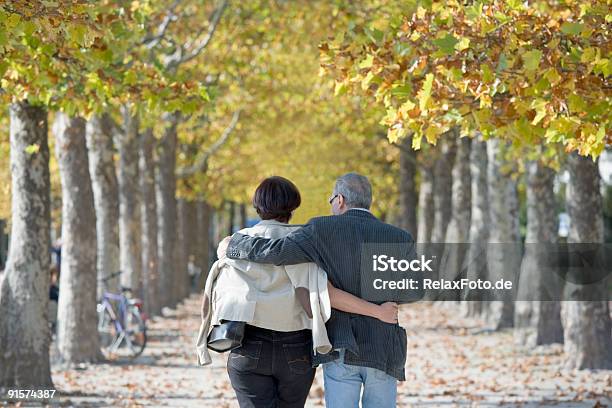 Rückansicht Des Altes Paar Walking Selbstverständlich Unter Dem Blätterdach Stockfoto und mehr Bilder von Geistige Gesundheit