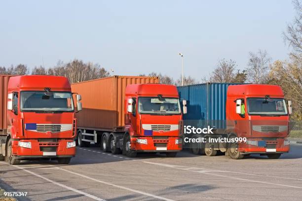 Drei Lkw Im Warehouse Laderampe Meiner Lkw Stockfoto und mehr Bilder von Container - Container, Fracht, Kälte