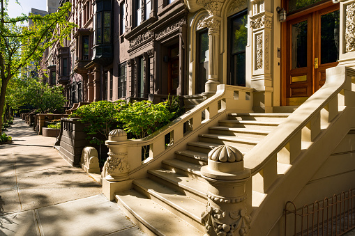 Casas de piedra rojiza Upper West Side con puertas. Manhattan, Nueva York photo