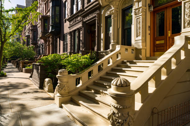 casas de piedra rojiza upper west side con puertas. manhattan, nueva york - upper west side manhattan fotografías e imágenes de stock