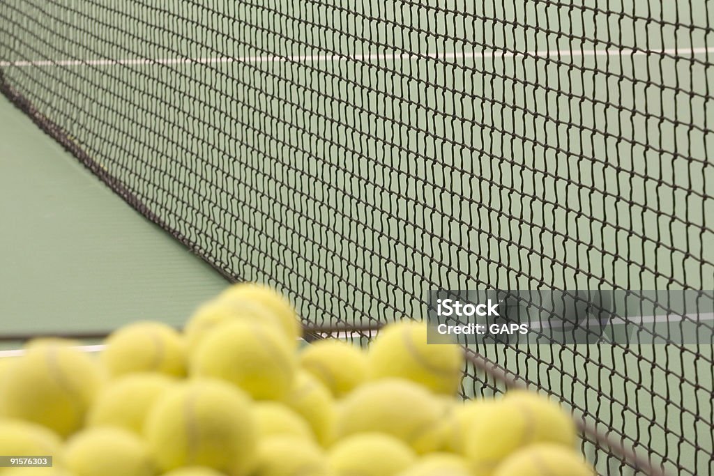 Fora de foco, bolas em uma quadra de Tênis indoor - Foto de stock de Amarelo royalty-free